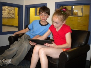 student ipad 003 CC BY 2.0 by Brad Flickinger via flickr https://www.flickr.com/photos/56155476@N08/5667859622/in/photostream/